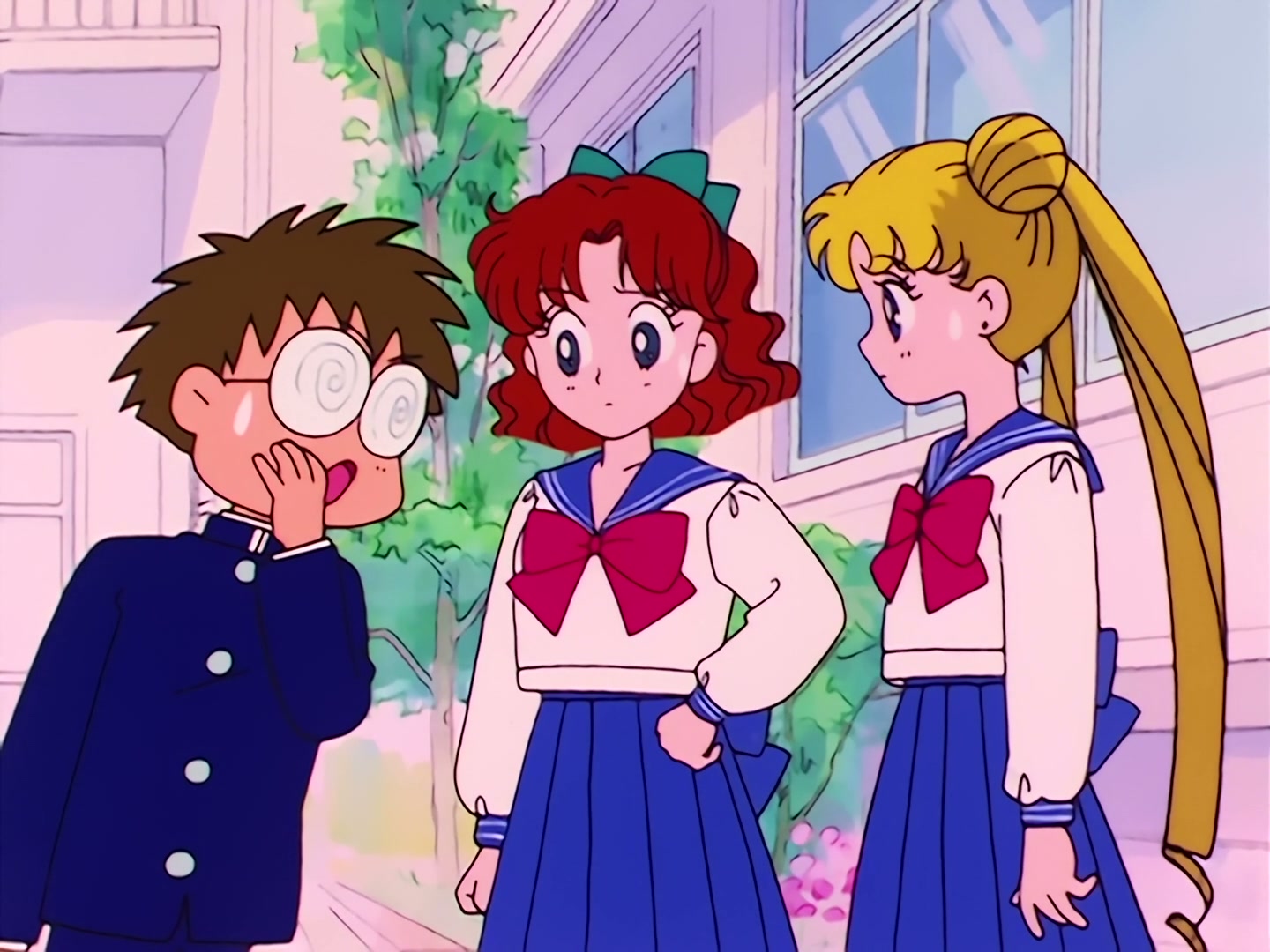 Sailor Moon Ep 1: The Crybaby Usagi's Magnificent Transformation @ 00:05:15