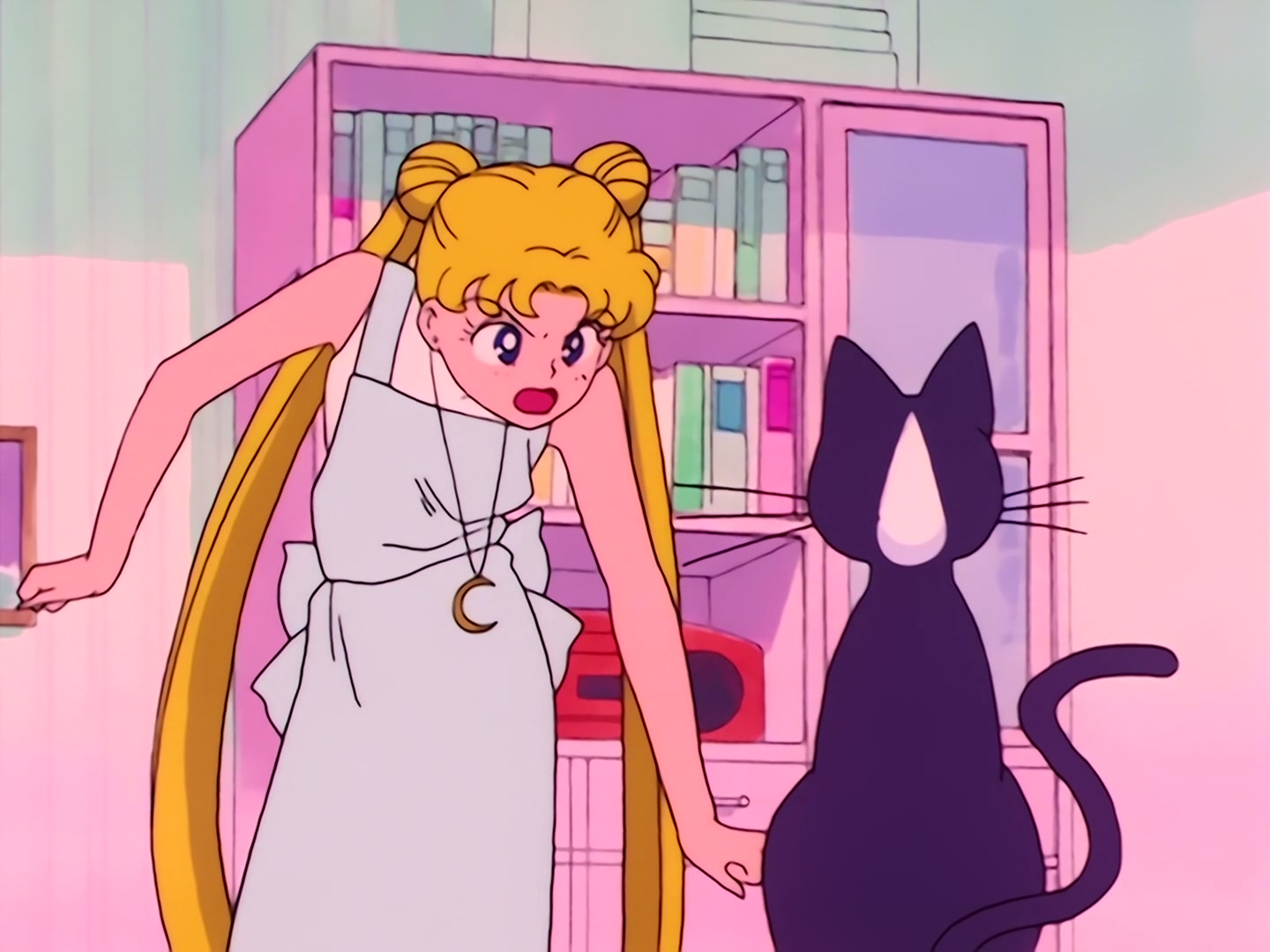 Sailor Moon Ep 17: Is Usagi a Model? The Focus of the Monster Camera @ 00:09:56